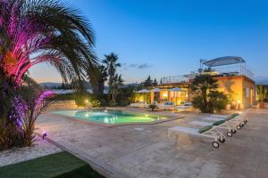 Sant Francesc de s'EstanyVilla Marissa - Ibiza的一个带游泳池和房子的后院