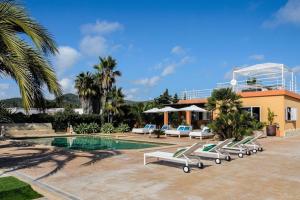 Sant Francesc de s'EstanyVilla Marissa - Ibiza的一个带躺椅的游泳池和一座建筑的度假村