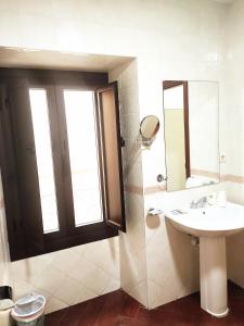 特鲁希略Hostal Cuzco的白色的浴室设有水槽和窗户。