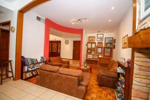 奇瓦瓦Wide Family or for Business House in Chihuahua的带沙发和壁炉的客厅