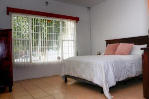 奇瓦瓦Wide Family or for Business House in Chihuahua的一间卧室设有一张床和一个窗口
