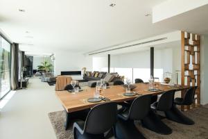 圣何塞德萨塔莱阿Villa Milane - San Jose的用餐室配有大型木桌和椅子