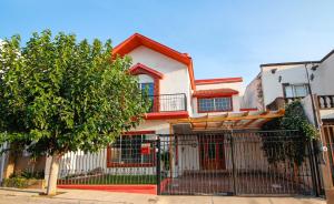 奇瓦瓦Wide Family or for Business House in Chihuahua的一座带栅栏和树的房子