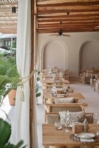 邦涛海滩Arinara Beach Resort Phuket - SHA Extra Plus的餐厅里一排桌椅