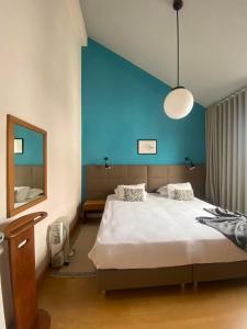奥尔塔豪斯佩达日雅维尔德玛尔酒店的一间卧室设有一张蓝色墙壁的大床