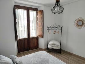 贝尔蒙特Apartamento rural "El Albarelo"的一间卧室配有一张床和一扇木门