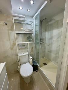 巴达洛纳BADAROSA 2 House10min to BARCELONCity&NearTo BEACH的一间带卫生间和淋浴的浴室