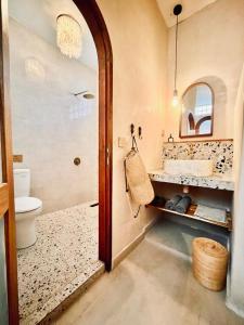 吉利特拉旺安Abdi Hotel的一间带水槽、卫生间和镜子的浴室