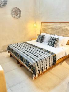 吉利特拉旺安Abdi Hotel的一间卧室配有一张大床和木制床头板