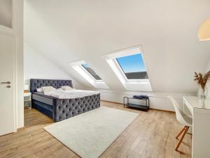 汉诺威Ferienhaus 500m zur Messe Hannover的一间卧室设有一张床,天花板上设有天窗。