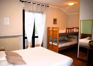 菲皮诺瓦勒伊曼艾尔伯格坎内拉酒店的一间卧室设有两张双层床和一扇窗户。