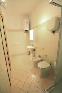 特罗佩阿Arcadia的一间带卫生间和水槽的浴室