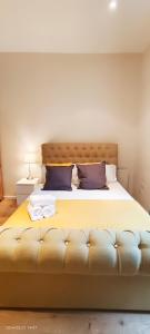 伦敦Lilac at Hammersmith的一间卧室配有一张大床和两个枕头
