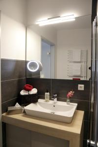 多特蒙德PM-AM Apartments GmbH的一间带水槽和镜子的浴室