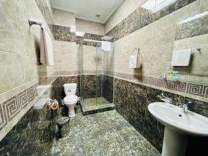 奎兹洛达Dostyk的带淋浴、卫生间和盥洗盆的浴室