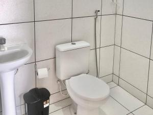 伊塔雷马Pousada B3M的浴室配有白色卫生间和盥洗盆。