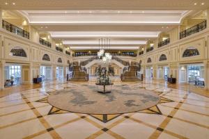 拉斯阿尔卡麦哈伊马角华尔道夫酒店的一个带吊灯和大地毯的大型大堂
