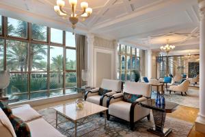 拉斯阿尔卡麦哈伊马角华尔道夫酒店的客厅设有桌椅和窗户。