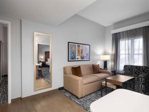 哥伦布哥伦布机场惠庭套房酒店的带沙发和镜子的客厅