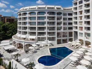 金沙Hotel Continental的享有酒店空中美景,设有游泳池