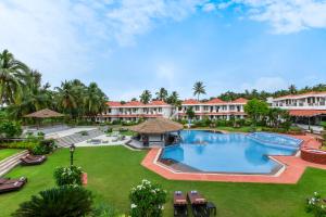 坎撒林Heritage Village Resort & Spa Goa的享有度假村的空中景致,设有大型游泳池