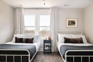 纳什维尔Chesney Rhett by AvantStay Sleeps 20 Spacious Home w Southern Flare的卧室设有两张床,带窗户