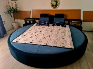 蒂米什瓦拉Pensiunea King的一张大床,位于一个蓝色床架的房间
