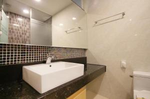 丽水市Wate Hotel的浴室设有白色水槽和镜子