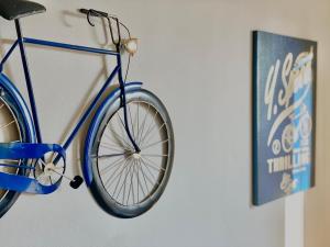 利兹GuestReady-Close To Leeds City, Spacious, Sleeps 6的挂在标志旁墙上的蓝色自行车