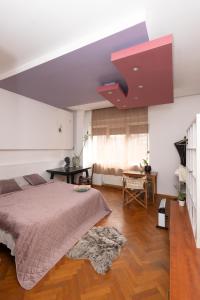 布加勒斯特sharing retro vintage luxury apartment的一间卧室设有一张床和红色天花板