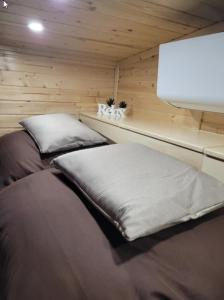DriedorfUnwind Cabin Heisterberg的一间小房间,配有两张床