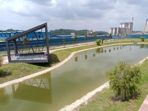 加影NuurAz Residensi Adelia 2, Bangi Avenue, Free wifi, Pool的水体上的桥梁