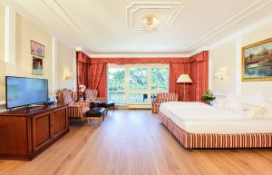 博帕德贝尔维尤莱恩酒店的酒店客房设有两张床和一台平面电视。