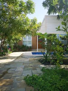 Al ḨamrāʼLittle Garden private pool villa的一座花园,房子前有一条石头走道