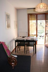 里乔内Residenza Novalba的客厅设有餐桌和椅子