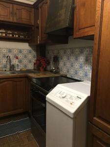 克莱蒙费朗Le NEW Montferrand 1 et 2的厨房配有白色冰箱和炉灶。