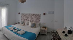 El Pinar del HierroLua Hotel Boutique的一间卧室配有一张带枕头和桌子的床