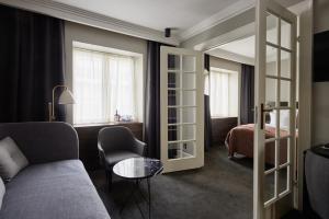 哥本哈根安妮酒店的客厅配有沙发和1张床