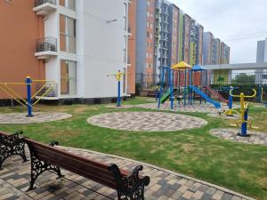库库塔Apartamento con excelente vista的一个带长凳和游乐场的公园