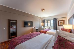 玛德琳港托洛萨酒店的酒店客房设有两张床和电视。