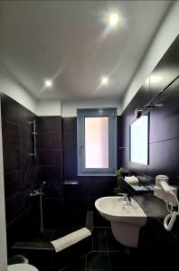凯米Villa Serafeim的一间带水槽和卫生间的浴室以及窗户。