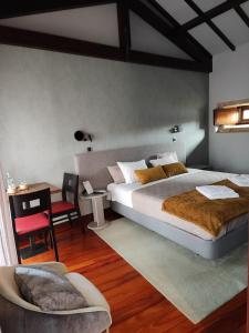 RendufeQuinta do Esquilo - Hotel Rural的一间卧室配有一张床、一张桌子和一把椅子