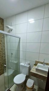 卡马萨里casa confortável的浴室配有卫生间、盥洗盆和淋浴。