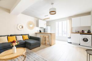 巴黎Luxurious 1 Bedroom Quartier de la Bastille Free Netflix的客厅配有沙发和桌子