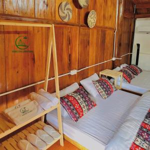 木州县Homestay Cánh Đồng - Lều Camping & Coffee的带木墙的客房内的三张双层床