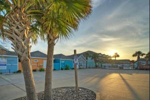 阿兰瑟斯港Coastal Vibe by AvantStay Sunset at the Pool and Playscape的一条两棵棕榈树的街道和停车标志