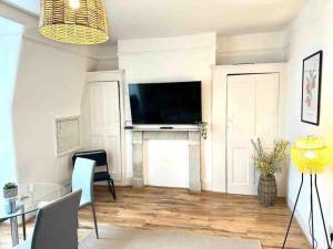 伦敦One Bed Apartment- Muswell Hill的客厅设有壁挂式平面电视。