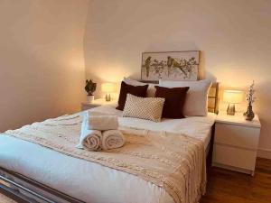伦敦One Bed Apartment- Muswell Hill的一间卧室配有一张大床和毛巾