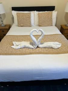 因弗内斯The Waverley Guest House的床上的两条心形毛巾