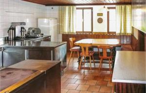 拉姆绍达赫斯坦鲁鲍尔公寓的一间带桌子的厨房和一间餐厅